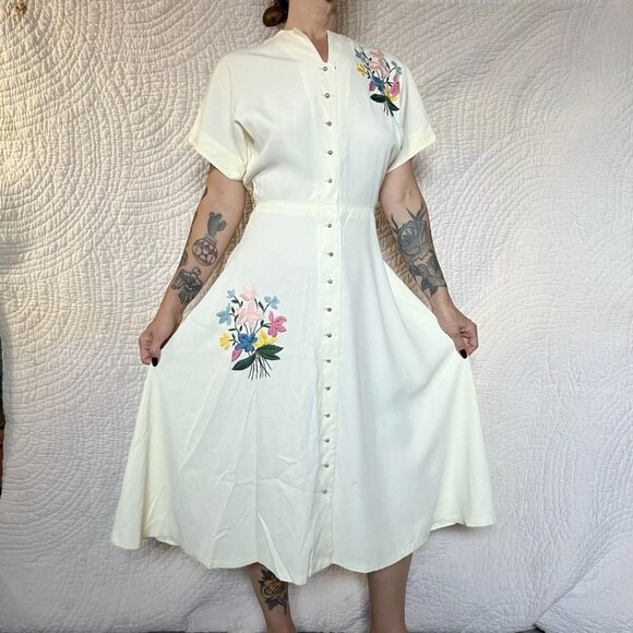 Vintage 1940s Ellen Kaye Original Embroidered Rayon Day Dress - Picture 7 of 13
